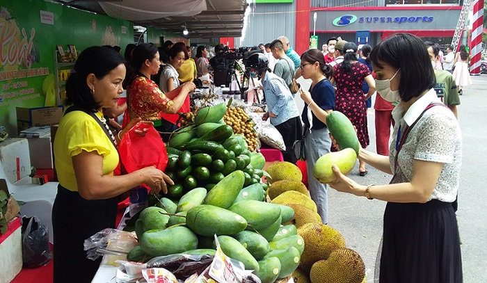 Khách tham quan các gian trưng bày sản phẩm nông sản Sơn La